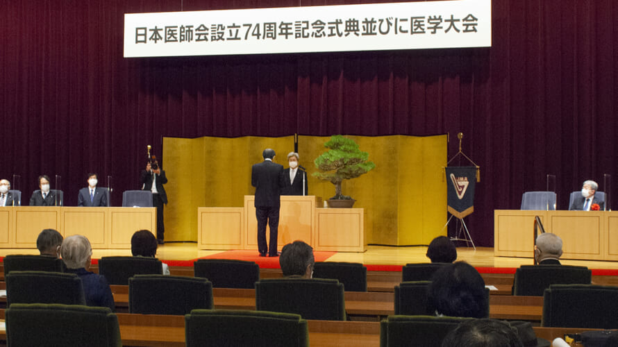 社会医療法人かりゆし会理事長の安里 哲好が日本医師会最高優功賞を受賞しました